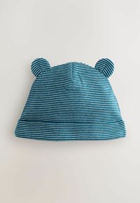 Bonnet en tricot rayé bleu avec des oreilles arrondies. Présente des rayures légères et foncées alternées. Texture douce, ajustement confortable et rebord replié.