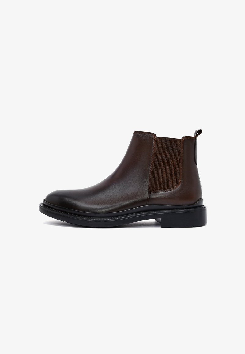 Stivale Chelsea in pelle marrone con pannelli elastici ai lati, suola nera e linguetta sul retro, mostrato dal lato esterno.
