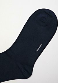 Marineblaue Socke aus glattem Material, mit verstärkter Zehenpartie und dezentem Branding in Weiß an der Seite.