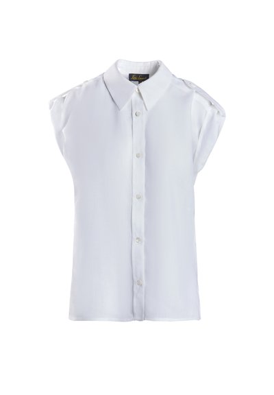 Camisa blanca de manga corta con botones, hecha de una tela ligera con un cuello clásico y un sutil detalle en los hombros. Textura suave y diseño sencillo.