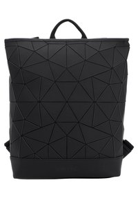 Svart ryggsäck med en geometrisk, texturerad design och triangelmönster. Tillverkad av hållbart material, den har ett handtag på toppen och justerbara remmar.