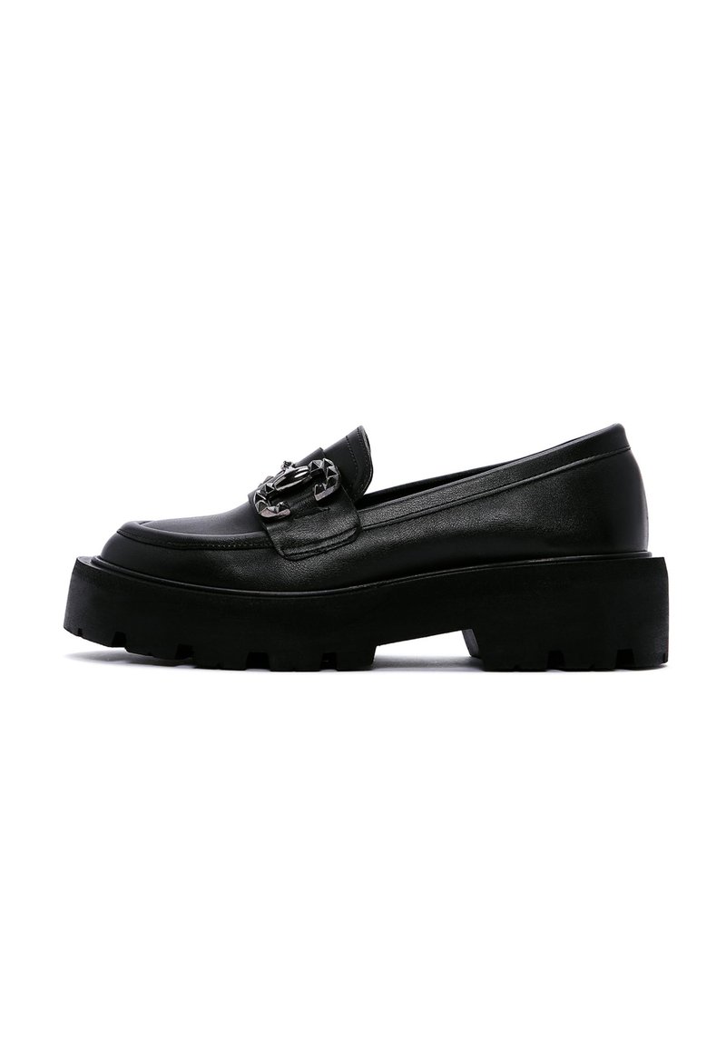 Mocassins en cuir noir avec une semelle épaisse, présentant un accent en chaîne métallique sur le dessus et une texture lisse.