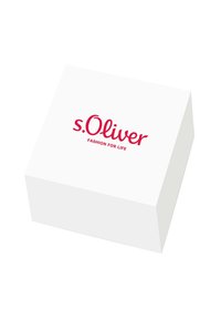 Scatola rettangolare bianca con una superficie texturizzata che presenta il logo rosso "s.Oliver" e il testo "FASHION FOR LIFE" centrato nella parte superiore.