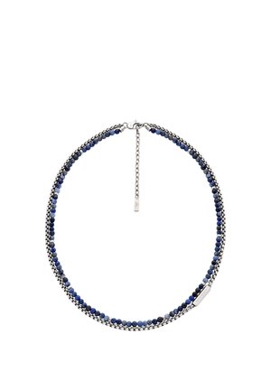 Collar de cuentas con piedras azul oscuro y eslabones de cadena de plata, con un cierre y una cadena de extensión para ajustar la longitud.