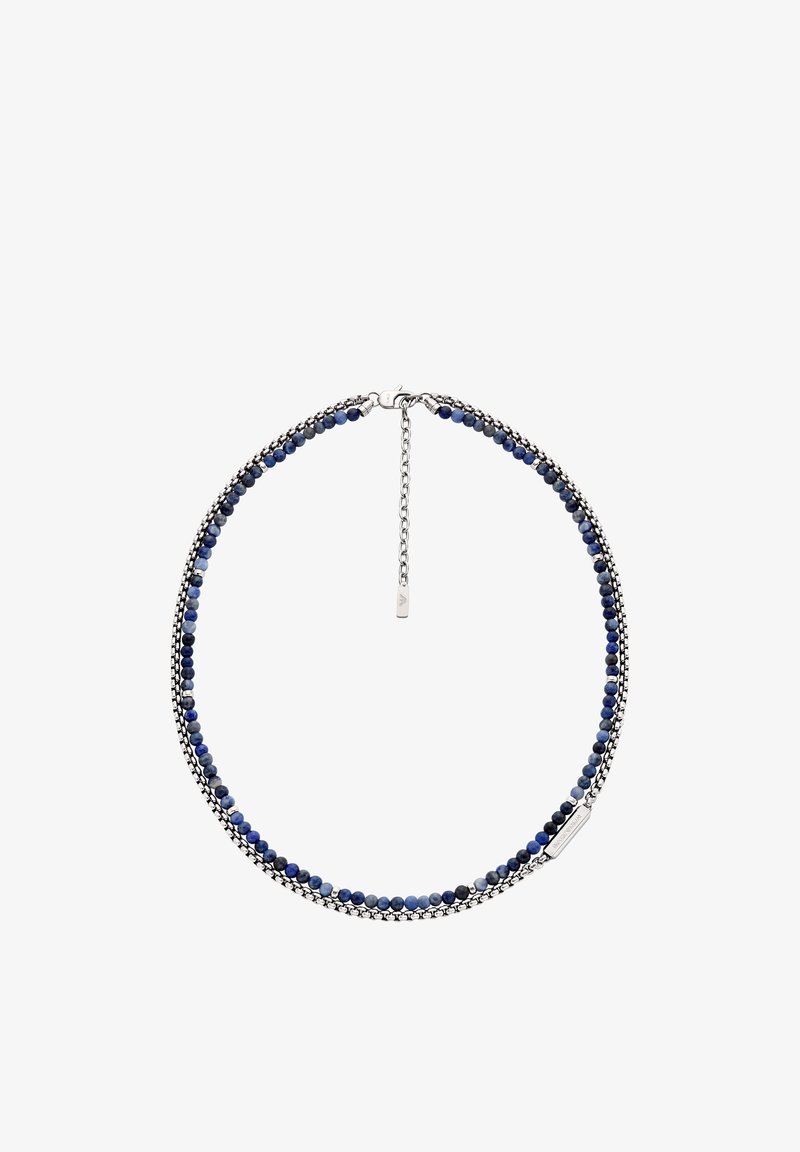 Collier de perles avec pierres bleu foncé et maillons de chaîne en argent, équipé d'un fermoir et d'une chaînette d'extension pour une longueur réglable.