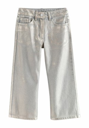 Jean large en denim gris clair avec taille haute, coutures argentées, poches avant et fermeture à bouton. Texture lisse avec un léger éclat.