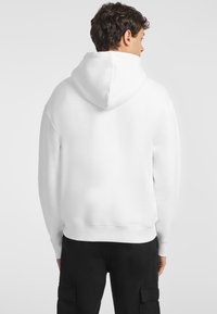 Guess Jeans HOOD REG AMERICA TRAD - Mikina - weiß