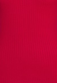 Tissu à côtes rouge avec des lignes verticales et un motif ondulé subtil sur toute la surface.