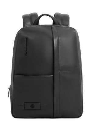 Zwarte leren rugzak met bovenhandvat, gewatteerde schouderbanden, voorvak en verticale naaddetail.