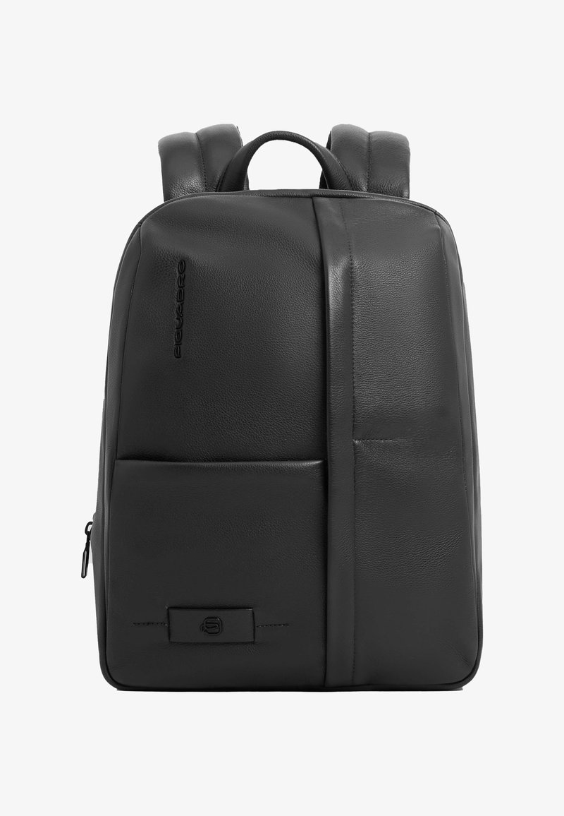 Sac à dos en cuir noir avec poignée supérieure, bretelles rembourrées, poche avant et détail de couture verticale.