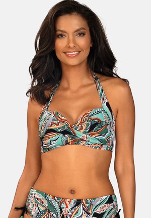 Kobieta z długimi ciemnymi włosami, ubrana w kolorowy, wzorzysty top bikini na szyję oraz pasujące do niego dół kostiumu kąpielowego na jednolitym tle.