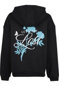 Felpa nera con un design floreale blu e la scritta "LET'S GET Lost" in bianco. Include il profilo di una farfalla sopra il testo.