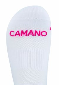Calza bianca con tessuto testurizzato e design a coste. Presenta il nome del marchio "CAMANO" in rosa brillante sul bordo superiore.