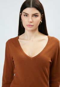 INFLUENCER V-NECK BASIC - Maglione - caramel