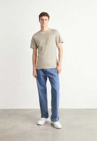 Barbour AUSTWICK  - Basic póló - concrete