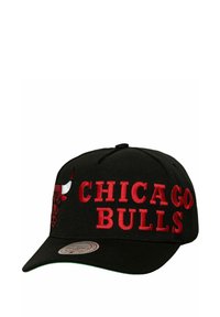 Schwarze Baseballmütze mit gesticktem "CHICAGO BULLS" in Rot, einem roten Bullenlogo auf der linken Seite und einem grünen Schirmunterteil.