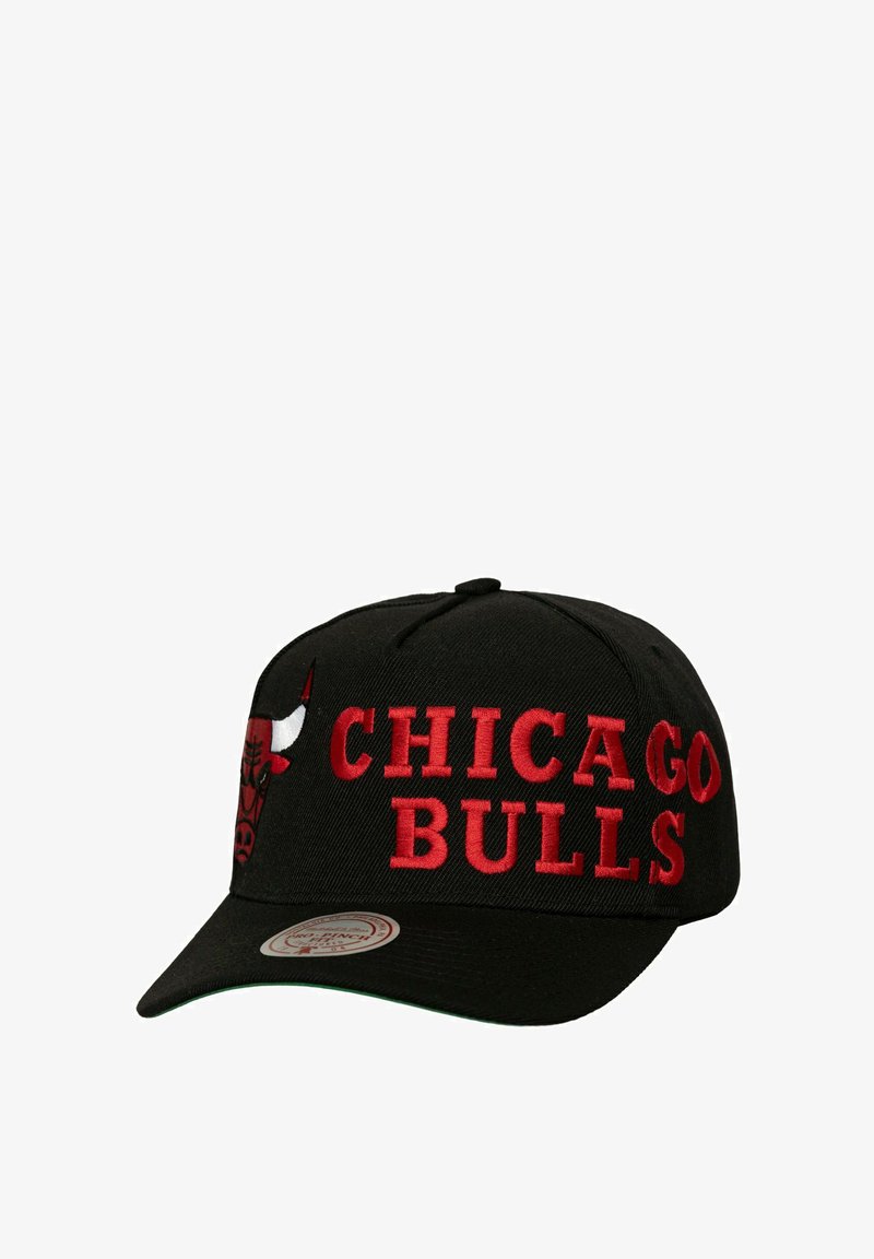 Schwarze Baseballmütze mit gesticktem "CHICAGO BULLS" in Rot, einem roten Bullenlogo auf der linken Seite und einem grünen Schirmunterteil.