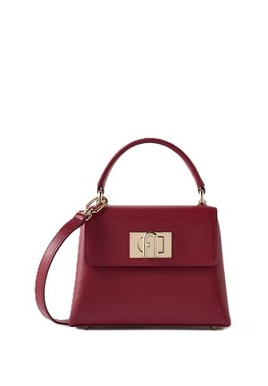 Sac à main en cuir bordeaux avec poignée supérieure incurvée, bandoulière amovible et fermoir rectangulaire doré sur le rabat avant.