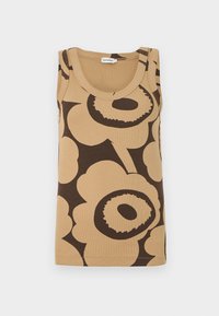 Μπεζ αμάνικη μπλούζα με μεγάλο σκούρο καφέ αφηρημένο φλοράλ σχέδιο, ριμπ ύφασμα και στρογγυλή λαιμόκοψη, απλωμένη επίπεδη σε λευκό φόντο.