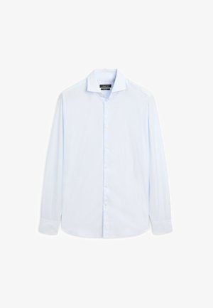 Chemise à manches longues bleu clair avec un col pointu, fermeture à boutons sur le devant, et texture douce ; présente de légères rayures verticales.