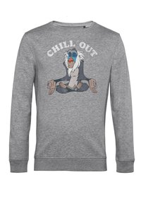 Šedá mikina s potiskem sedící opice s modrou tváří a bílými vlasy, text "CHILL OUT" nad tím v tučném písmu.