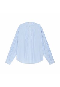 Camicia azzurro chiaro a maniche lunghe con righe verticali bianche, colletto alla coreana, davanti plissettato e chiusura con bottoni al collo e ai polsi.