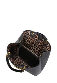 Borsa a tracolla nera in pelle con accessori dorati, dotata di un interno a stampa leopardato e una tasca con zip. La forma è rotonda con un design strutturato.