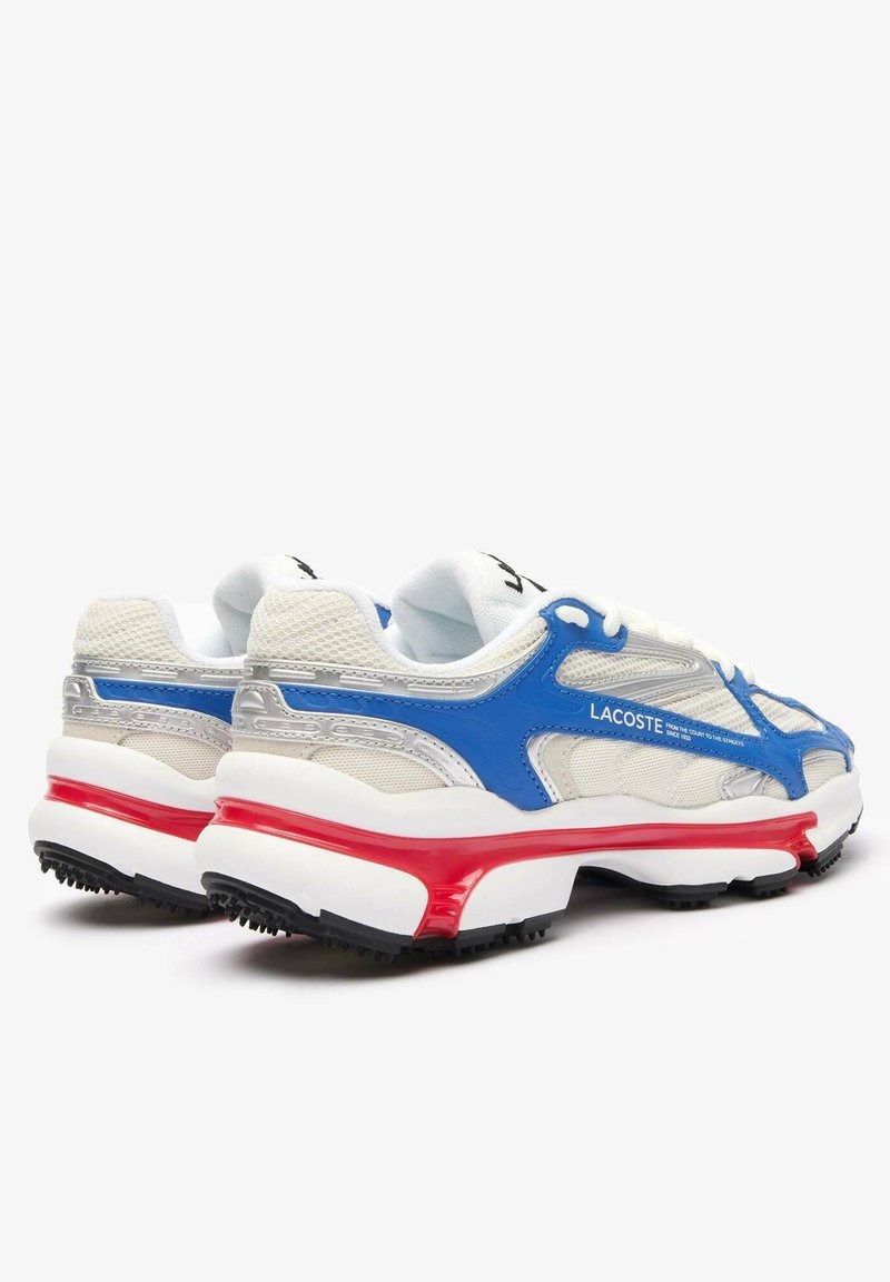 Baskets avec une tige en maille blanche, des accents synthétiques bleus, une semelle intermédiaire rouge et une semelle extérieure en caoutchouc noir. Comprend un col rembourré et un système de fermeture à lacets.