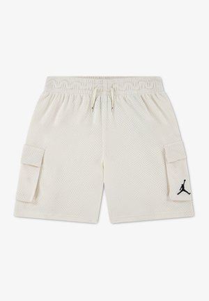 Białe szorty cargo z siateczki z elastycznym pasem, sznurkiem do ściągania oraz bocznymi kieszeniami, z małym czarnym logo Jumpman na prawej kieszeni.