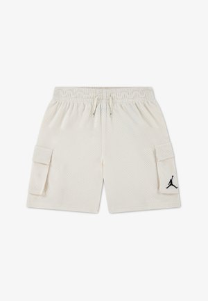 Hvide mesh cargoshorts med elastisk talje, snøre og sidelommer, der har en lille sort Jumpman-logo på højre lomme.