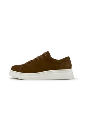 Brązowy niski skórzany sneaker z brązowymi sznurowadłami i grubą białą gumową podeszwą, przedstawiony z boku na białym tle.