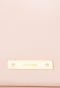 Blush rosa lærveske med en glatt tekstur, rektangulær form og en gullfarget ALDO-logo plate. Pyntet med rund maskinvare.