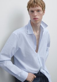 Gestreepte button-up shirt in lichtblauw en wit, met een spread collar, open voorkant en lange mouwen. Glad katoenen stof met een relaxte pasvorm.