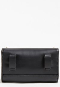 Czarna skórzana kopertówka o minimalistycznym designie, z dwoma paskami i gładką teksturą. Prostokątny kształt z zamkiem błyskawicznym u góry.