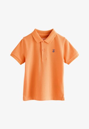 Orange poloshirt med korte ærmer, to knapper og et lille mørkt logo på venstre bryst, vist på hvid baggrund.