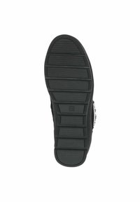 Fekete sneaker talp texturált gumiból, mély vízszintes barázdákkal, sima orral és bélyegzett logóval. Tapadásra és tartósságra tervezve.