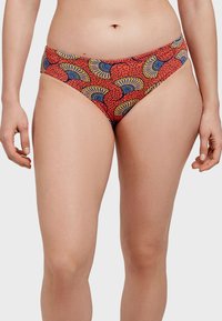 Bas de bikini rouge avec un motif de ventilateur en bleu et jaune. Tissu doux et extensible avec une taille modérée et un design à couverture minimale.