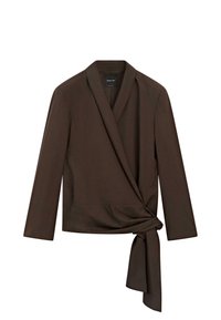 Donkerbruine blazer met lange mouwen, een sjaalkraag en een asymmetrisch strikdetail in de taille, gemaakt van gladde stof.