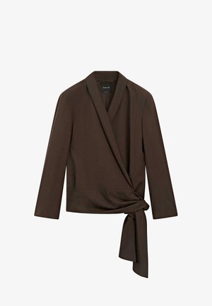 Blazer à manches longues marron foncé avec col châle et détail asymétrique noué à la taille, fabriqué en tissu lisse.