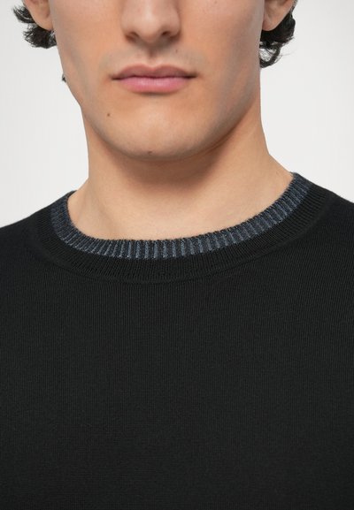 Czarny sweter z prążkowanym kołnierzem ozdobionym szarymi i niebieskimi paskami. Gładka faktura o klasycznym kroju, podkreślająca prostotę wzornictwa.