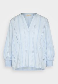 Blusa azzurro chiaro con scollo a V, maniche lunghe a sbuffo e polsini arricciati. Presenta un motivo di occhielli orizzontali e verticali su tutta la superficie.
