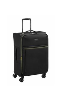 Valise à roulettes noire avec un extérieur en tissu doux, rehaussée de détails de fermeture éclair vert citron, équipée de roues multidirectionnelles et d'une poignée rétractable.
