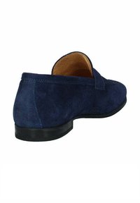 Scarpa slip-on in suede blu navy con punta rotonda e suola in gomma nera liscia. L'interno presenta una fodera beige chiaro.