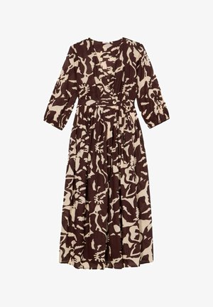 Langes braunes Kleid mit einem floralen und abstrakten cremefarbenen Muster, das einen tiefen V-Ausschnitt, Drei-Viertel-Ärmel und eine taillierte Taille mit Falten hat.