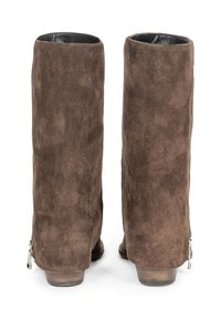 Brązowe zamszowe botki za kostkę o gładkiej teksturze, z okrągłym noskiem i bocznymi zamkami błyskawicznymi. Obcasy są niskie i drewniane.