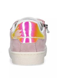 Sneaker in suede rosa con suola bianca texturizzata. La parte posteriore presenta un accento riflettente e iridescente con una linguetta zip sul lato.