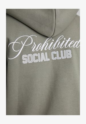 Sudadera con capucha en algodón verde oliva, con el texto bordado en blanco "Prohibido" y un acento con cristales de "SOCIAL CLUB".