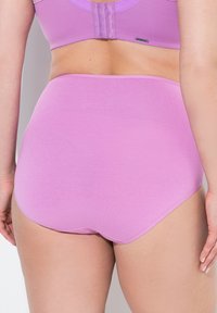 Mutandine a vita alta in misto cotone di colore lilla chiaro. Texture liscia senza cuciture visibili, che offre una copertura totale e una vestibilità confortevole.