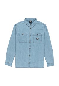 Lichtblauw denim shirt met een knoopsluiting aan de voorkant, puntige kraag, twee borstzakken, gestikte details en een klein logo label nabij de linkse zak.