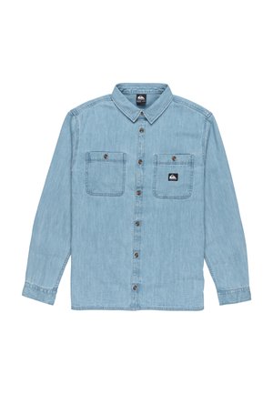 Lichtblauw denim shirt met een knoopsluiting aan de voorkant, puntige kraag, twee borstzakken, gestikte details en een klein logo label nabij de linkse zak.